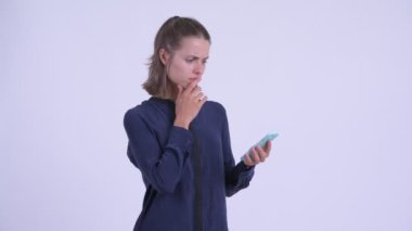 Telefon kullanırken mutlu genç güzel iş kadını düşünme