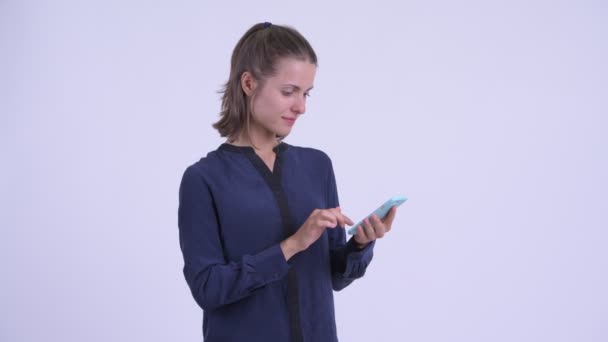 Feliz joven hermosa mujer de negocios usando el teléfono — Vídeos de Stock