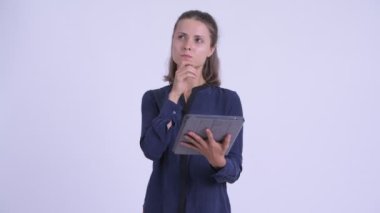 Dijital tablet kullanırken mutlu genç güzel iş kadını düşünme