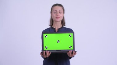 Laptop göstererek mutlu genç güzel işkadını konuşurken