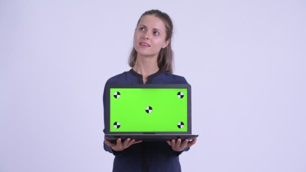 Boldog fiatal szép üzletasszony, gondoltam, miközben bemutatja a laptop — Stock videók