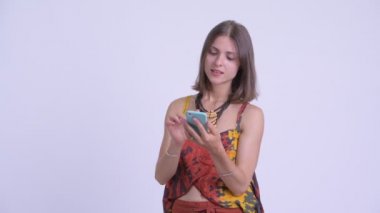 Telefon kullanırken mutlu genç güzel hipster kadın düşünme
