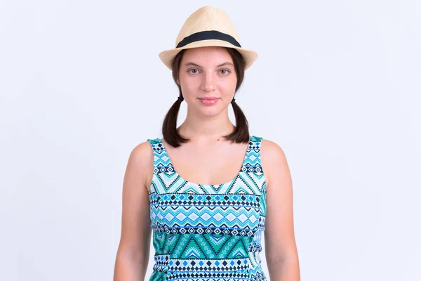 戴帽子的年轻美丽的旅游妇女的肖像 — 图库照片