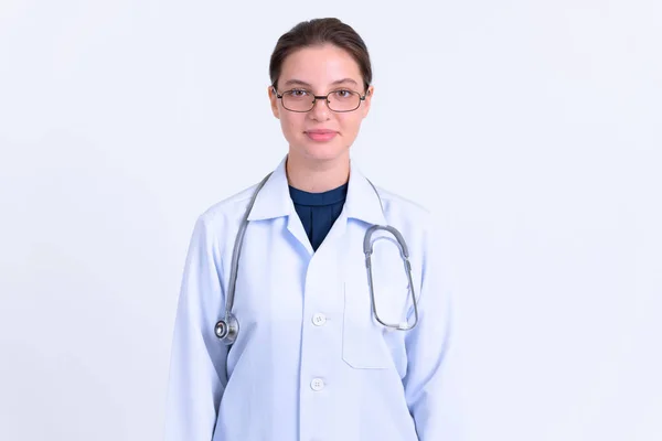 Ritratto di giovane bella donna medico con occhiali da vista — Foto Stock