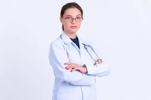 Retrato de jovem mulher bonita médico com braços cruzados — Fotografia de Stock