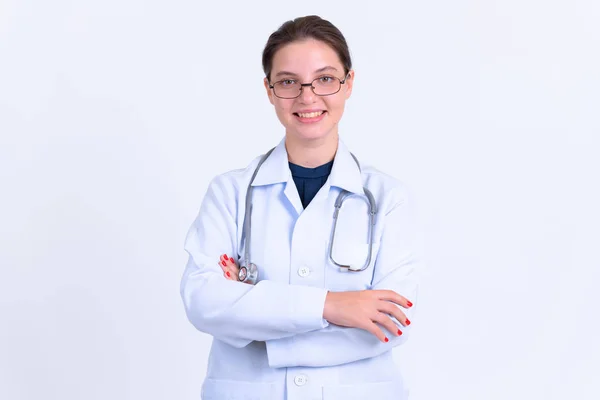 腕を組んで微笑む若い幸せな女性医師の肖像 — ストック写真