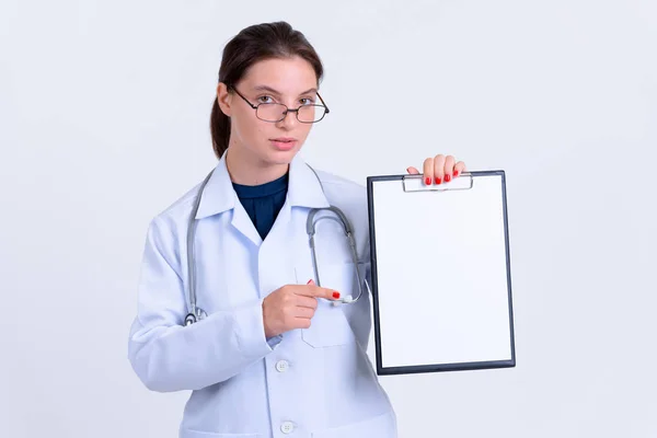 Retrato de jovem mulher bonita médico mostrando prancheta — Fotografia de Stock