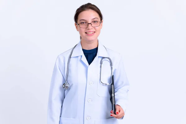 Retrato de feliz joven hermosa mujer médico sujetando portapapeles — Foto de Stock