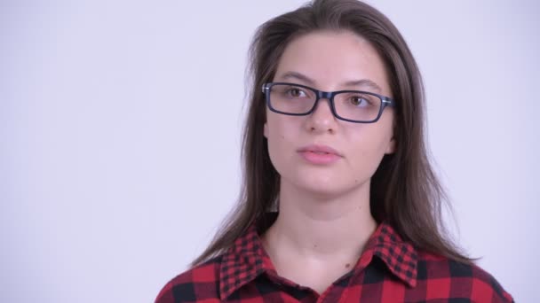 Yüz mutlu genç güzel hipster kadın düşünme ve seyir yukarı — Stok video
