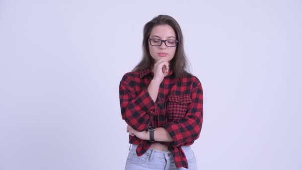 Jeune femme hipster sérieuse pensant et regardant vers le bas — Video