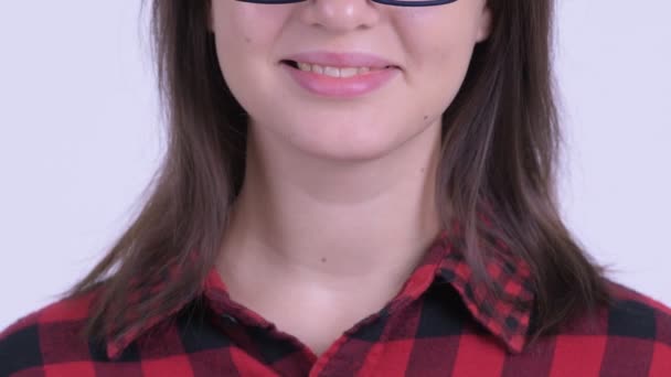Glimlach van de gelukkige jonge mooie hipster vrouw — Stockvideo