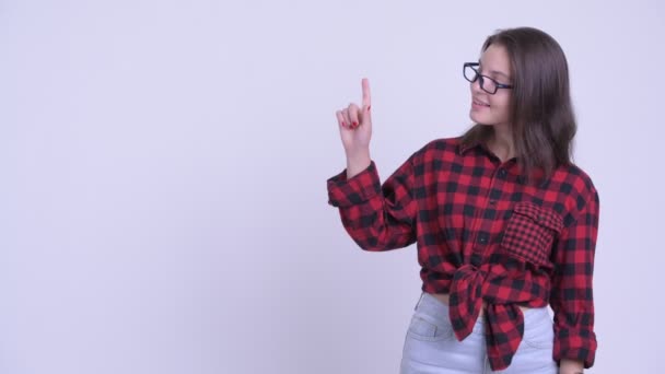 Jovem feliz bela mulher hipster pensando e apontando para cima — Vídeo de Stock