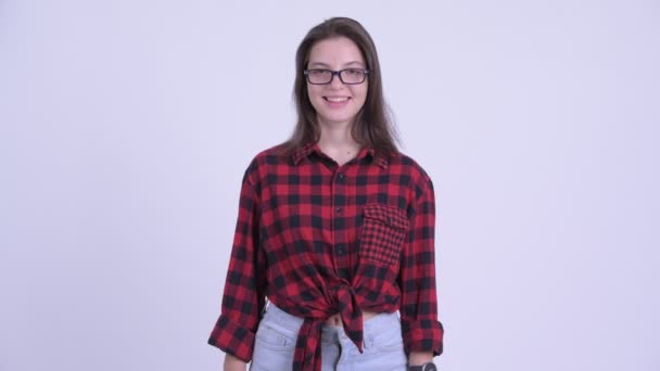 Feliz joven hermosa mujer hipster dando pulgares hacia arriba — Vídeos de Stock