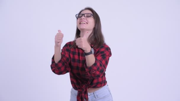 Feliz joven hermosa mujer hipster dando pulgares hacia arriba y mirando emocionado — Vídeos de Stock