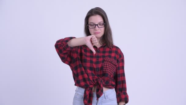 Junge traurige Hipster-Frau gibt Daumen nach unten — Stockvideo