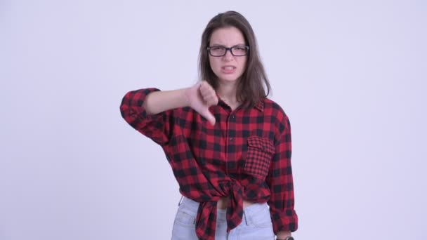 Ung arg hipster kvinna ger tummen ner — Stockvideo