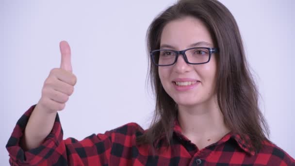 Лицо счастливой молодой красивой хипстерши, показывающей большие пальцы — стоковое видео
