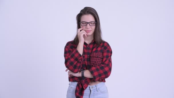 Mujer hipster joven estresada recibiendo malas noticias — Vídeo de stock
