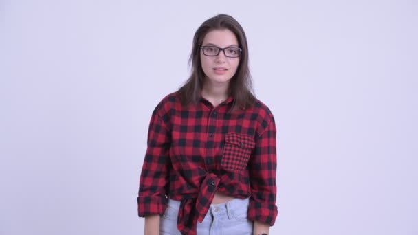 Unga vackra hipster kvinna ser chockad — Stockvideo