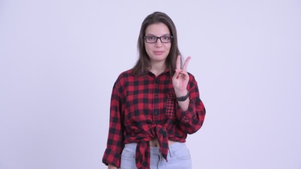 Feliz joven hermosa mujer hipster vlogging y hablar con la cámara — Vídeo de stock