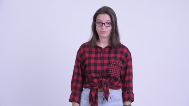 Feliz joven hermosa mujer hipster explicando algo — Vídeos de Stock