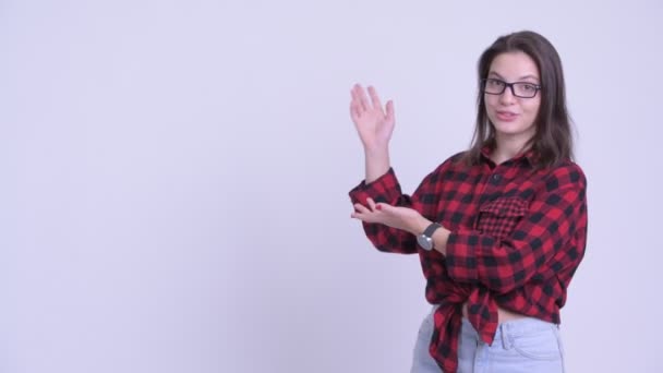 Feliz joven hermosa mujer hipster presentando algo — Vídeo de stock