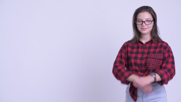 Mutlu genç güzel hipster kadın profil görünümü silah ile gülümseyen geçti — Stok video