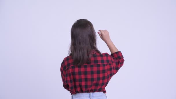 젊은 소식통 여자 연출 및 포인팅 손가락의 뒷 전망 — 비디오