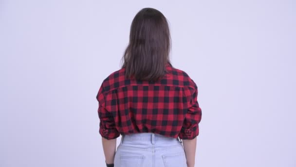 Genç hipster kadın düşünme ve bekleme arka görünümü — Stok video