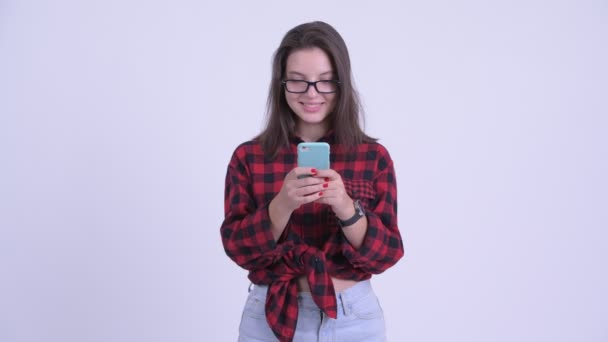 Gelukkige jonge mooie hipster vrouw met behulp van telefoon — Stockvideo