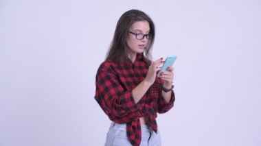 Mutlu genç güzel hipster kadın kullanarak telefon ve alma iyi haber