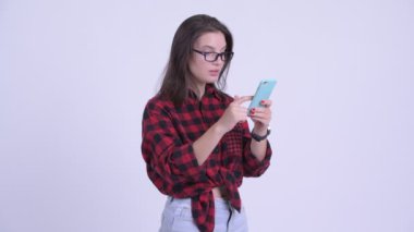 Telefon kullanarak ve şok görünümlü genç güzel hipster kadın
