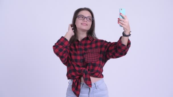 Happy young beautiful hipster woman taking selfie — Stock Video