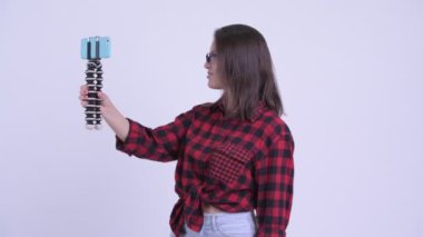 Mutlu genç güzel hipster kadın vlogging ve gösteren telefon