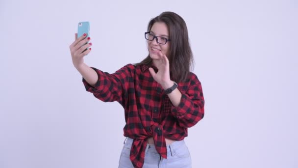 Jovem feliz bela mulher hipster vídeo chamando e mostrando telefone — Vídeo de Stock