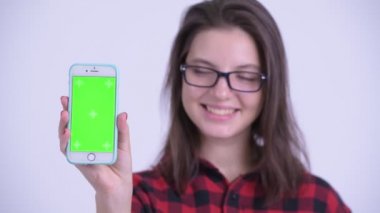 Telefon gösteren mutlu genç güzel hipster kadın yüzü