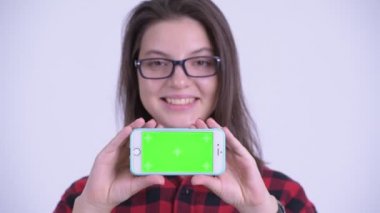 Telefon gösteren mutlu genç güzel hipster kadın yüzü