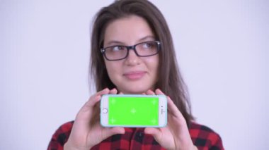 Telefon göstererek mutlu genç güzel hipster kadın düşünme yüzü