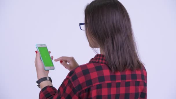 Vista trasera de la joven mujer hipster usando el teléfono — Vídeos de Stock