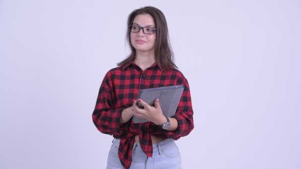 Heureux jeune belle femme hipster penser tout en utilisant une tablette numérique — Video