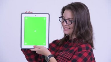 Dijital Tablet gösteren mutlu genç güzel hipster kadının yüzü