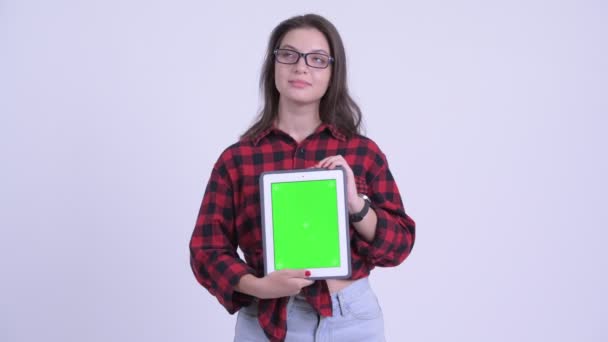 Jovem feliz bela mulher hipster pensando ao mostrar tablet digital — Vídeo de Stock