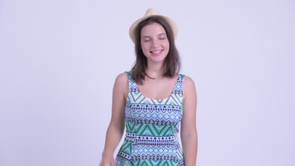 Mutlu genç güzel turist kadın el sallayarak — Stok video