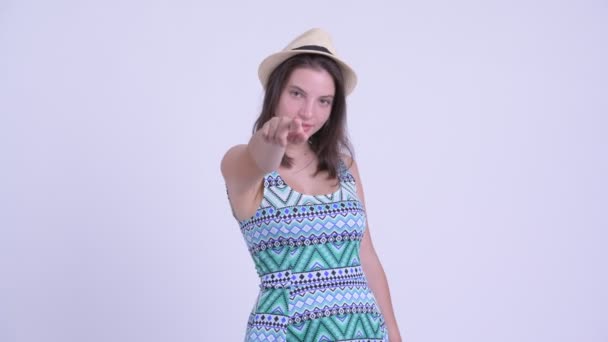 Gelukkige jonge mooie toeristische vrouw wijzend op camera — Stockvideo