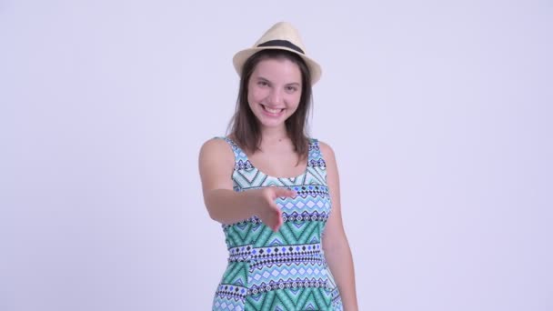 Jeune femme heureuse belle de touriste donnant la poignée de main — Video