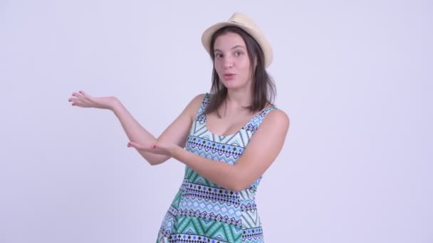 Gelukkige jonge mooie toeristische vrouw VLogging en praten met camera — Stockvideo