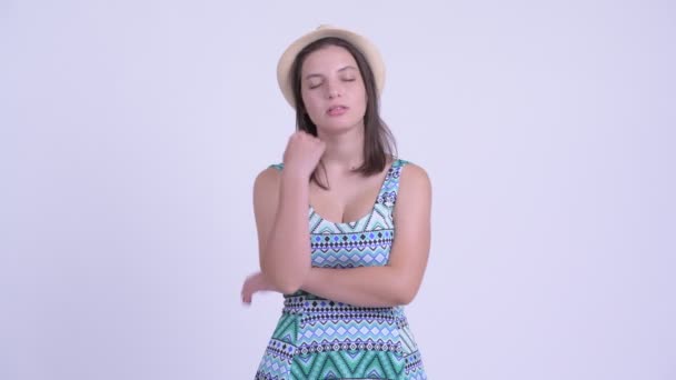 Hangsúlyozta a fiatal turista nő unatkozik, és fáradt — Stock videók