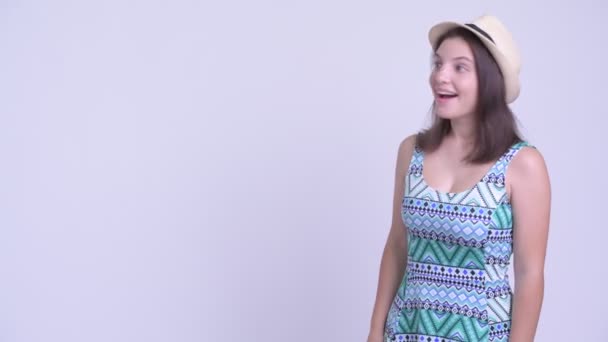Boldog fiatal gyönyörű turista nő megható valamit, és keresi meglepett — Stock videók
