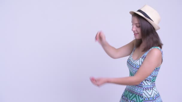 Счастливая молодая красивая туристка щелкает пальцами и выглядит удивленной — стоковое видео