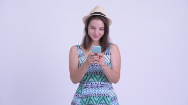 Telefon kullanarak mutlu genç güzel turist kadın